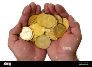maos segurando moedas sobre uma plataforma