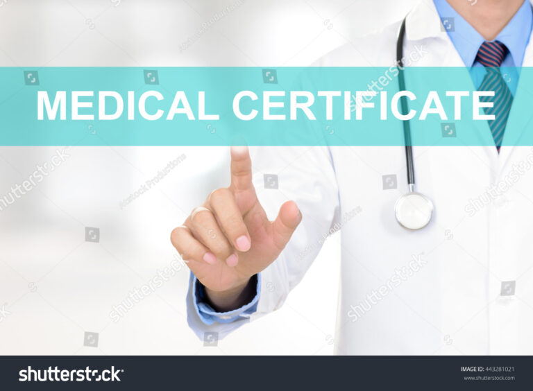 Posso Entregar Atestado no Aviso Prévio e Como Isso Funciona 31 maos segurando um atestado medico 1