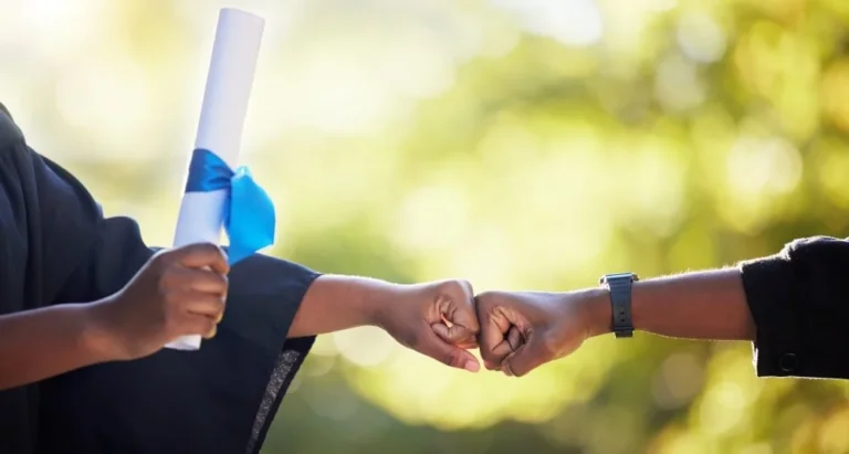 Atestado com CID diferente pode ser aceito pelo INSS 6 maos segurando um atestado medico 2