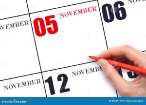 maos segurando um calendario de novembro