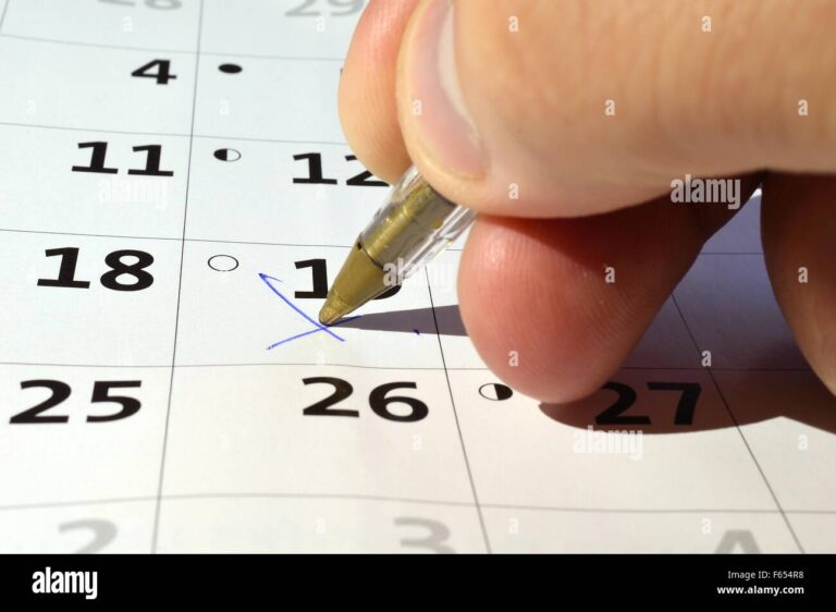 Quando Não Cumprir o Aviso Prévio, Desconta o Que do Salário 27 maos segurando um calendario marcando datas