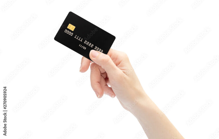 maos segurando um cartao de banco