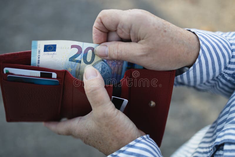 maos segurando um cartao de desemprego