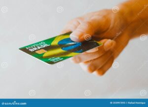 maos segurando um cartao do bolsa familia