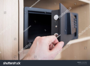 maos segurando um cofre aberto 1