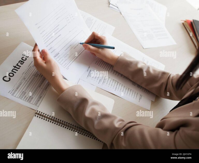 maos segurando um contrato de trabalho 1