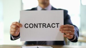 maos segurando um contrato de trabalho 5