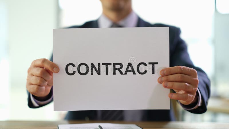 maos segurando um contrato de trabalho 5
