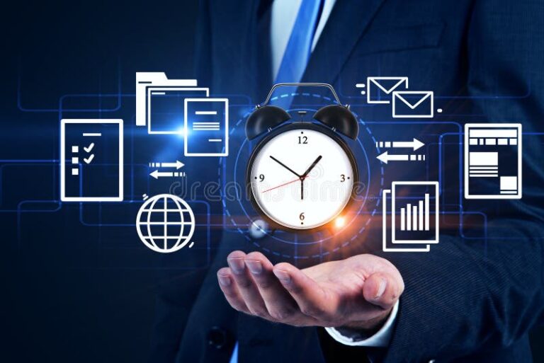 maos segurando um relogio e documentos
