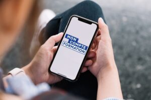 maos segurando um smartphone com cpf 1