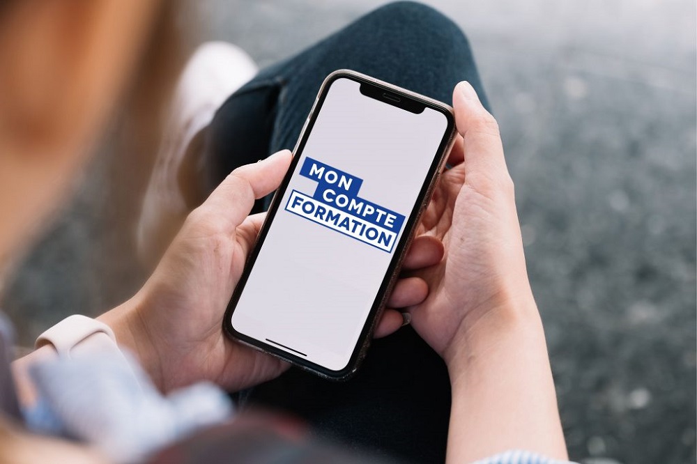 maos segurando um smartphone com cpf 1