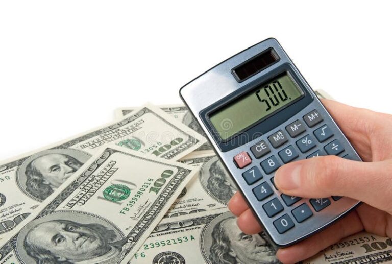 maos segurando uma calculadora e dinheiro 1