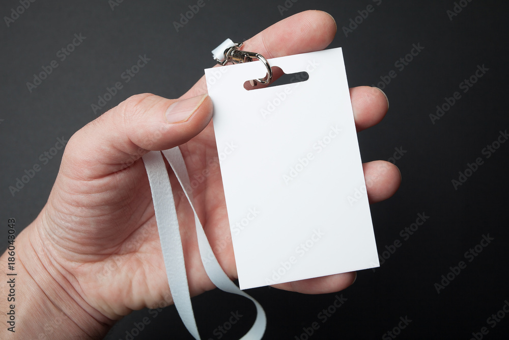 maos segurando uma carteira de identidade