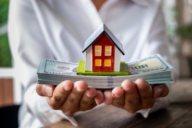 maos segurando uma casa e dinheiro