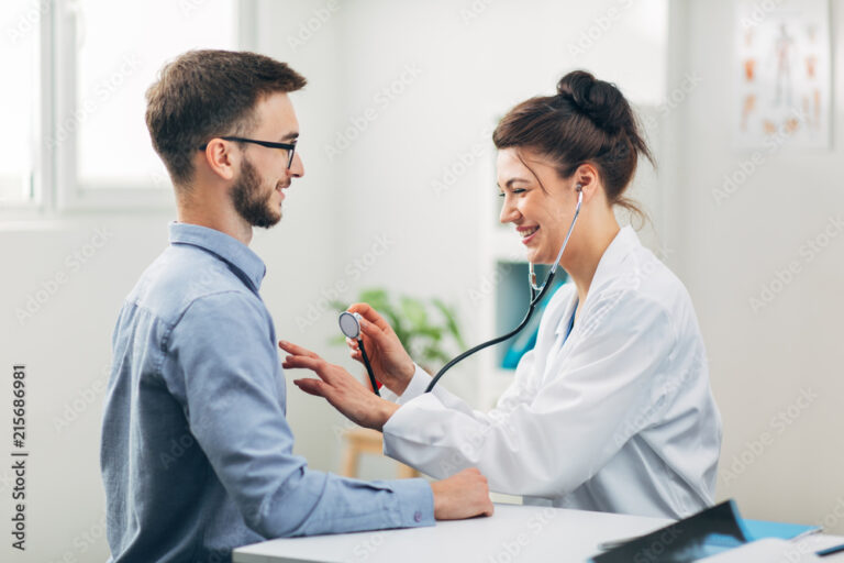 medico examinando paciente em consultorio
