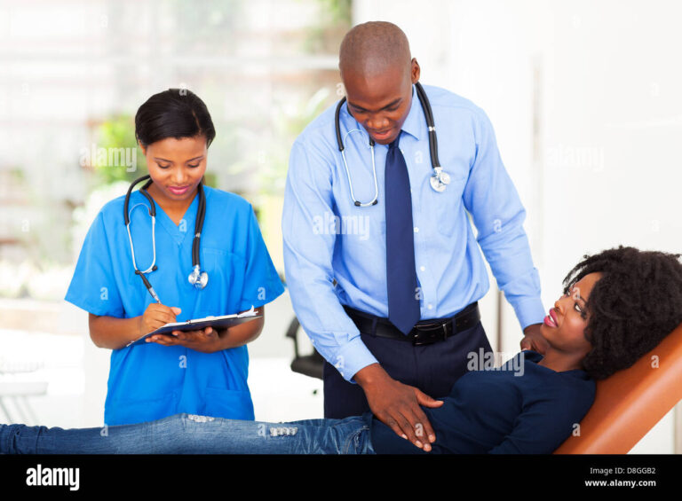 medico examinando um paciente em consultorio
