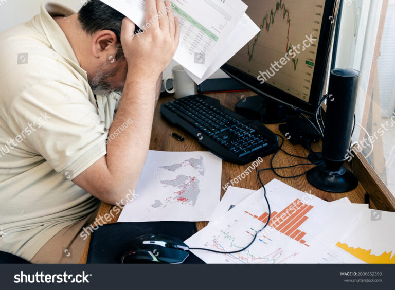 mesa de trabalho desarrumada e confusa