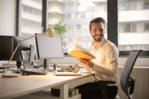 microempreendedor trabalhando em escritorio