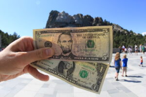 montagem de notas de dolar em viagem