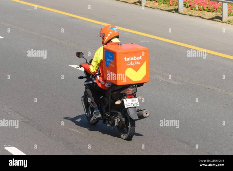 motoboy entregando comida em uma rua