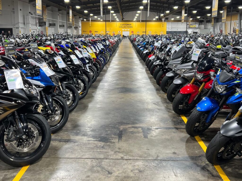 motos em uma concessionaria vibrante