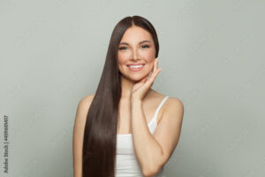 mulher feliz com cabelo liso e saudavel