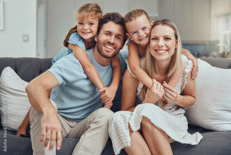 mulher feliz em casa com familia