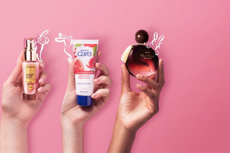 mulher sorridente com produtos avon em maos