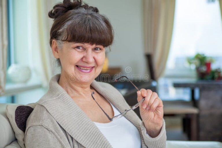 mulher sorridente em ambiente domestico