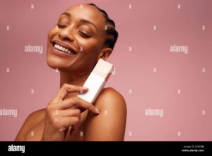 mulher sorrindo com produtos de beleza