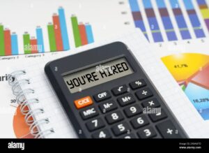 notebook sobre mesa com calculo de economia