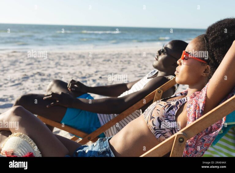 oculos de sol em uma praia ensolarada