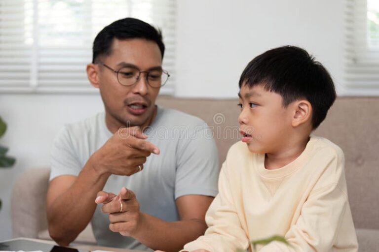O Pai Pode Deixar o Filho com Terceiros para Trabalhar Entenda! 43 pai e filho interagindo em ambiente de trabalho