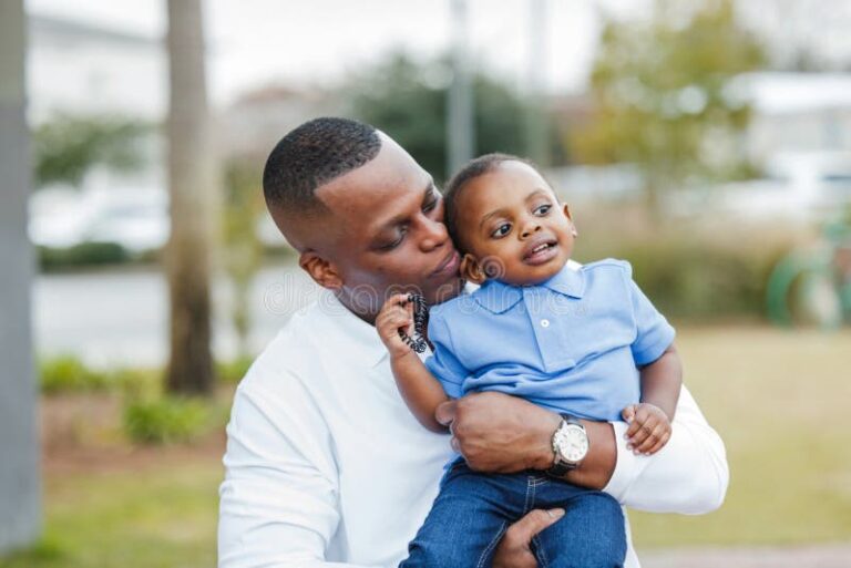 pai segurando bebe com amor e carinho