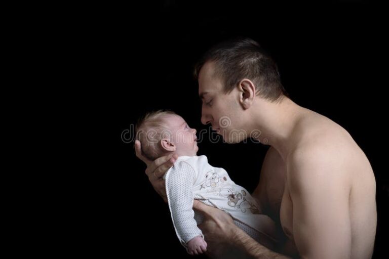 pai segurando recem nascido com amor