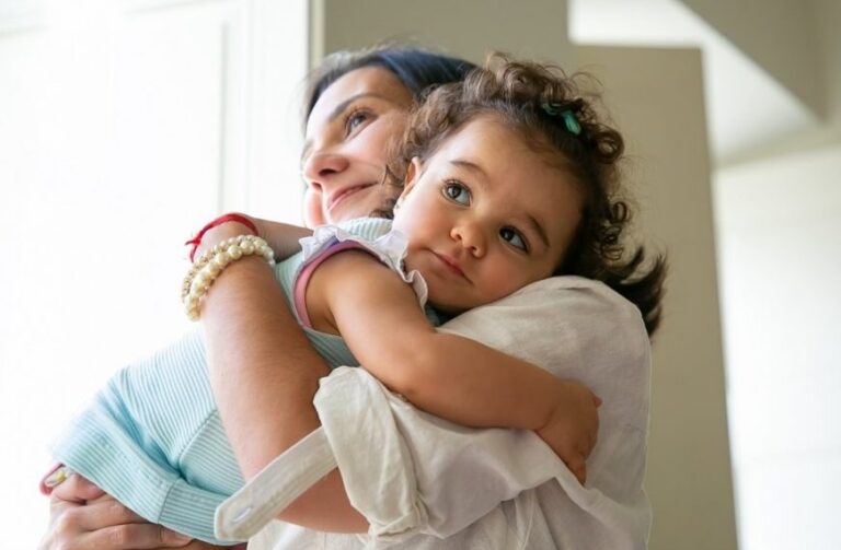 Doação em vida para filhos: é possível contestar legalmente 6 pais e filhos em um abraco afetuoso