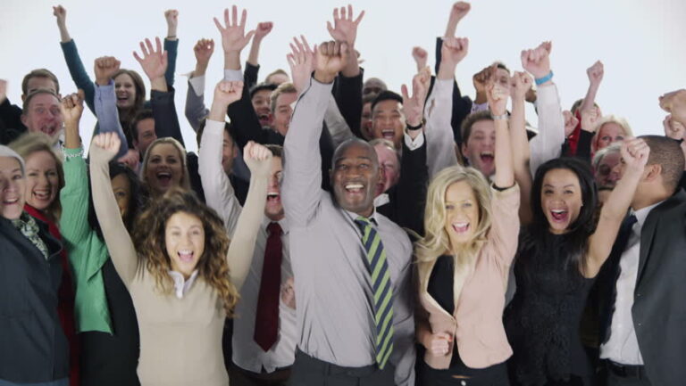 Como Aderir ao Programa Desenrola para Pequenos Negócios 25 pequenos empresarios celebrando sucesso juntos