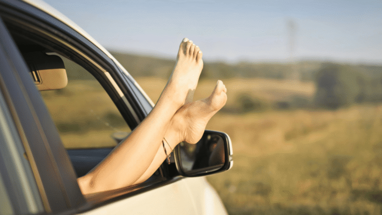 Vou de meia é seguro para dirigir Descubra os riscos envolvidos! 12 pes descalcos em um carro estacionado
