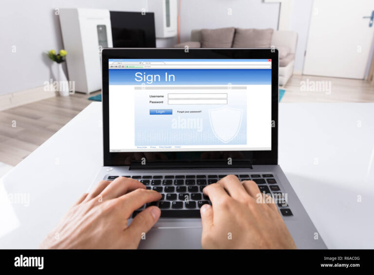 Como entrar no site do gov.br para consultar valores a receber 8 pessoa acessando site em um computador