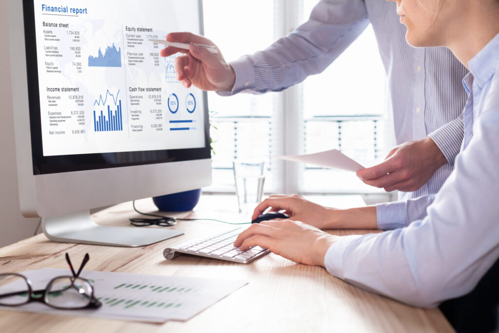pessoa analisando contas e documentos financeiros
