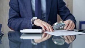 pessoa analisando contratos financeiros