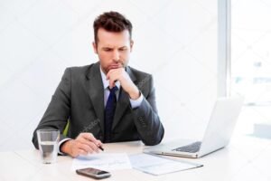 pessoa analisando documentos em uma mesa