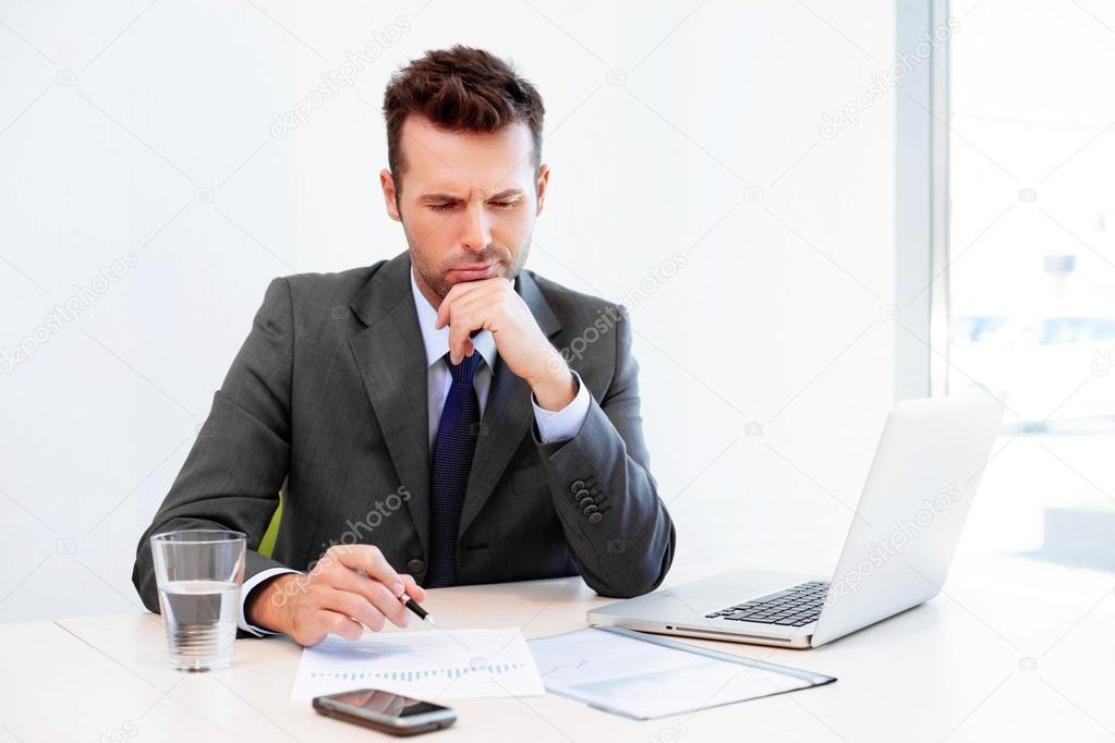 pessoa analisando documentos em uma mesa