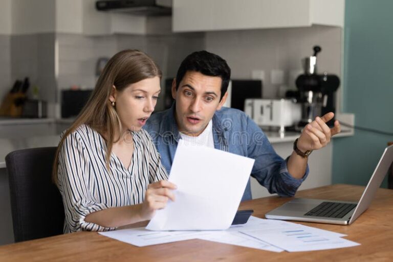 pessoa analisando documentos financeiros com preocupacao