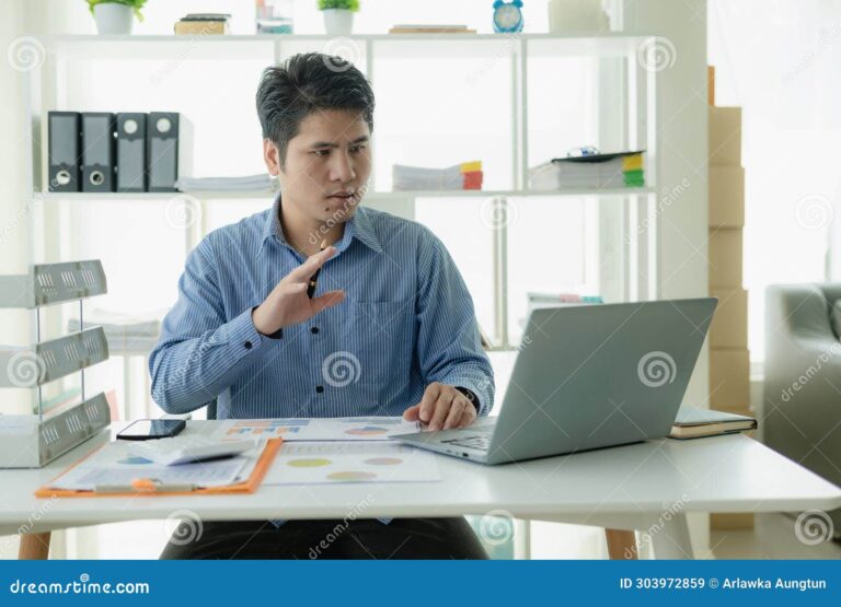 pessoa analisando documentos financeiros em casa