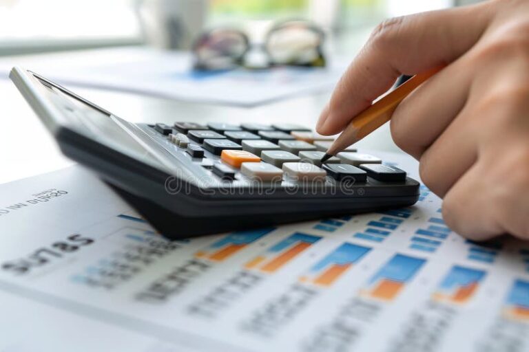 Como funcionam os juros do cheque especial e como evitá-los 6 pessoa analisando financas com calculadora