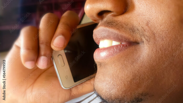Como Falar Com um Atendente da Porto Seguro de Forma Rápida 9 pessoa ao telefone com expressao atenta