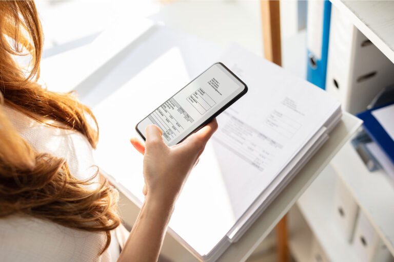 Como o INSS realiza a prova de vida por telefone 15 pessoa ao telefone com um documento