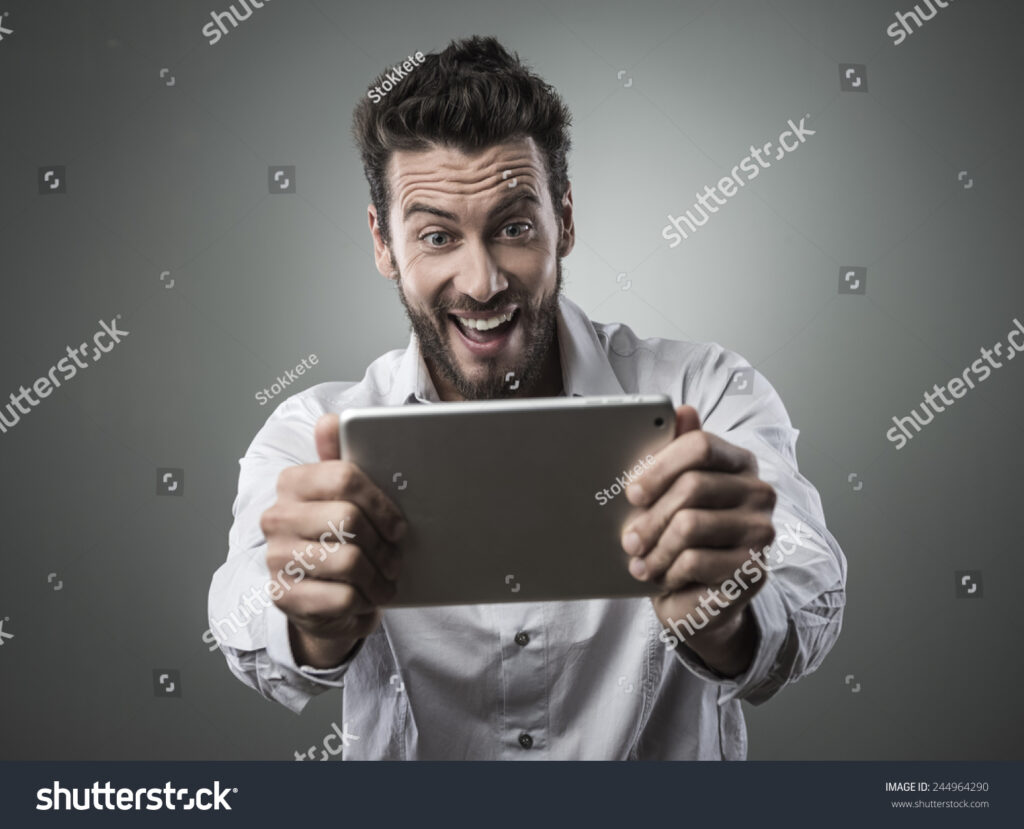 Como Assistir Vídeos Pode Gerar Renda e Aumentar Seus Ganhos 1 pessoa assistindo videos e sorrindo
