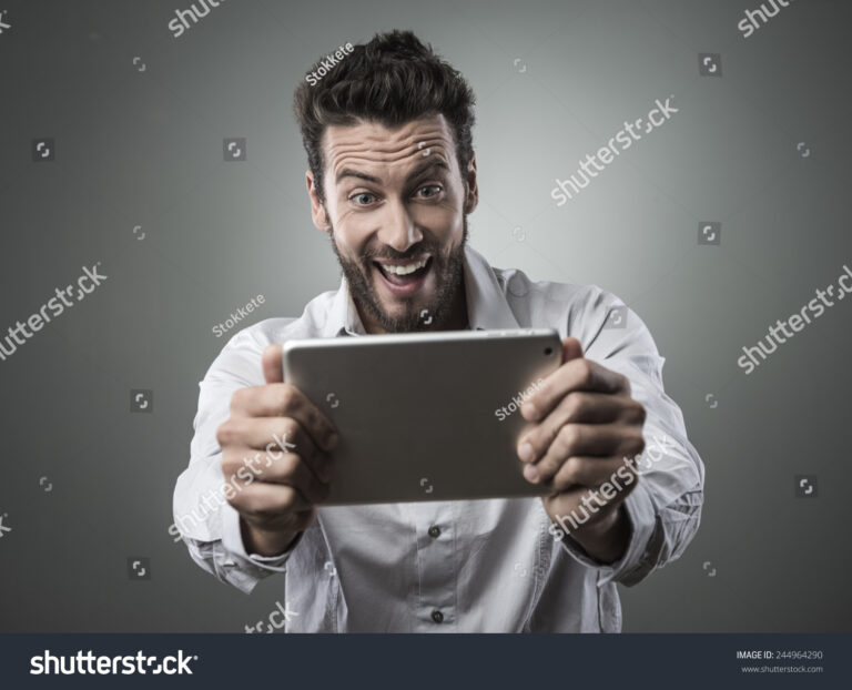 Como Assistir Vídeos Pode Gerar Renda e Aumentar Seus Ganhos 1 pessoa assistindo videos e sorrindo